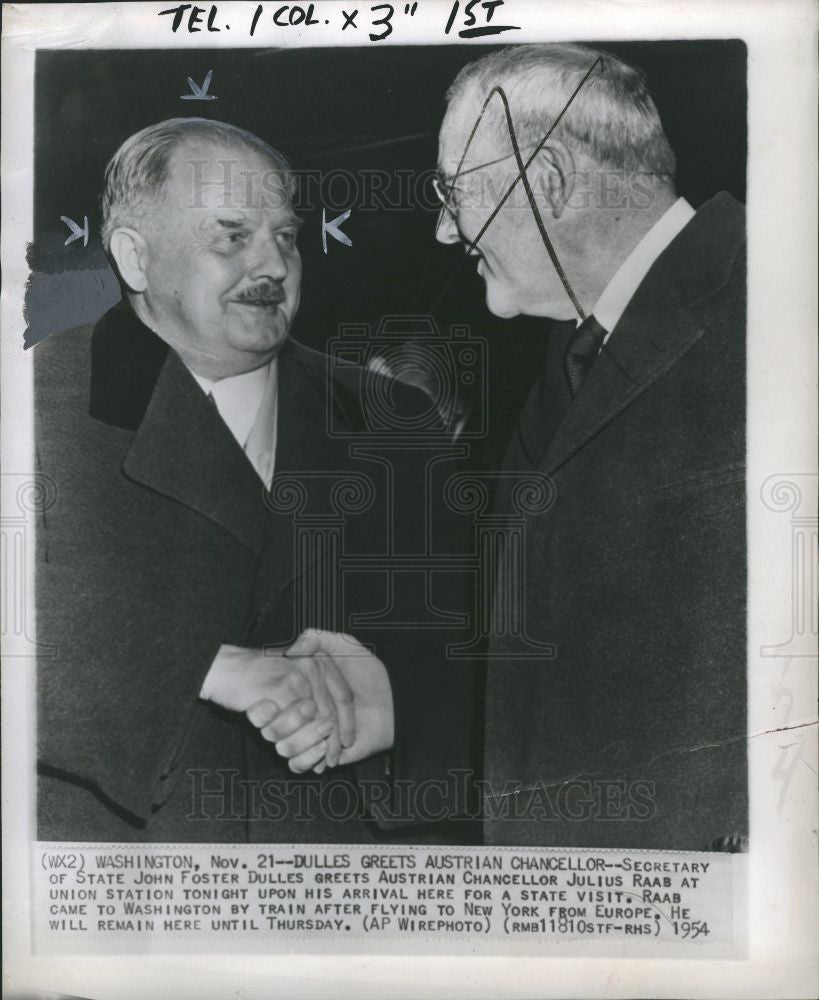 1954 Press Photo John Fostner Dulles greets Julius Raas - Historic Images