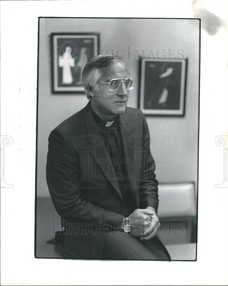 1982 Press Photo Bishop Gumbleton questions war - Historic Images