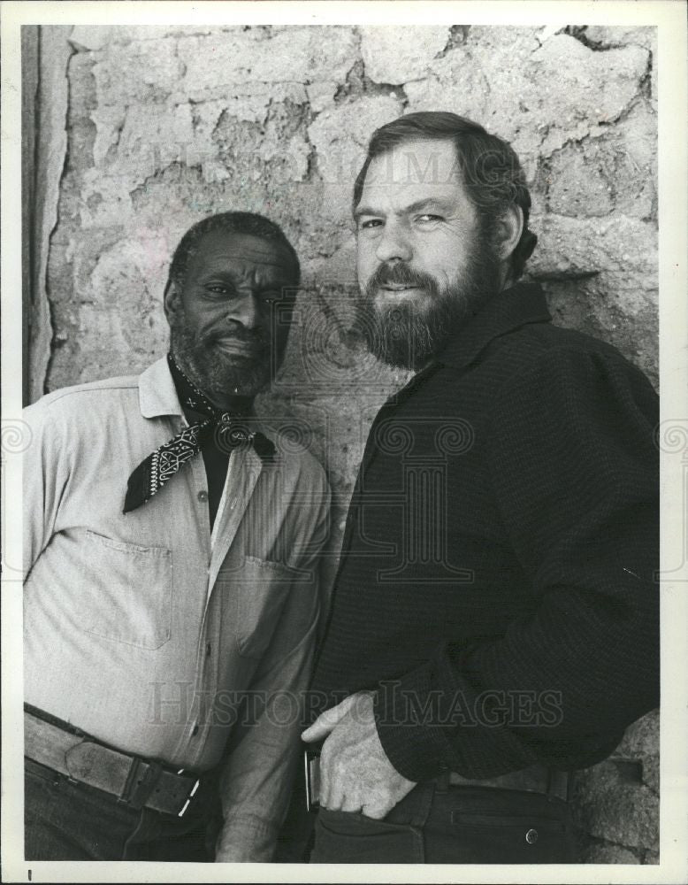 1981 Press Photo Moses Gunn Merlin Olsen Actor Death - Historic Images