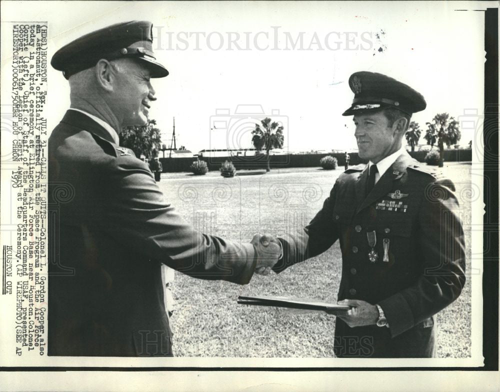 1970 Press Photo Colonel L Gordon Astronaut Retires - Historic Images