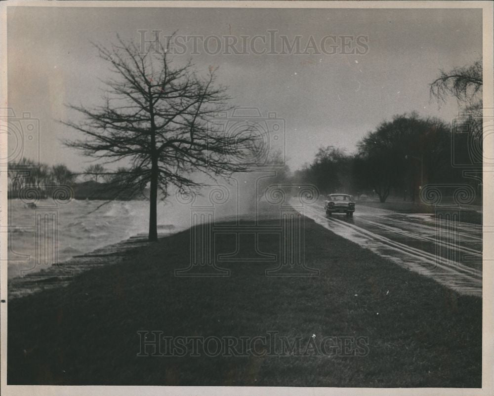 1966 Press Photo LAKE ST. CLAIR SEAWALL WASH OVER SHORE - Historic Images