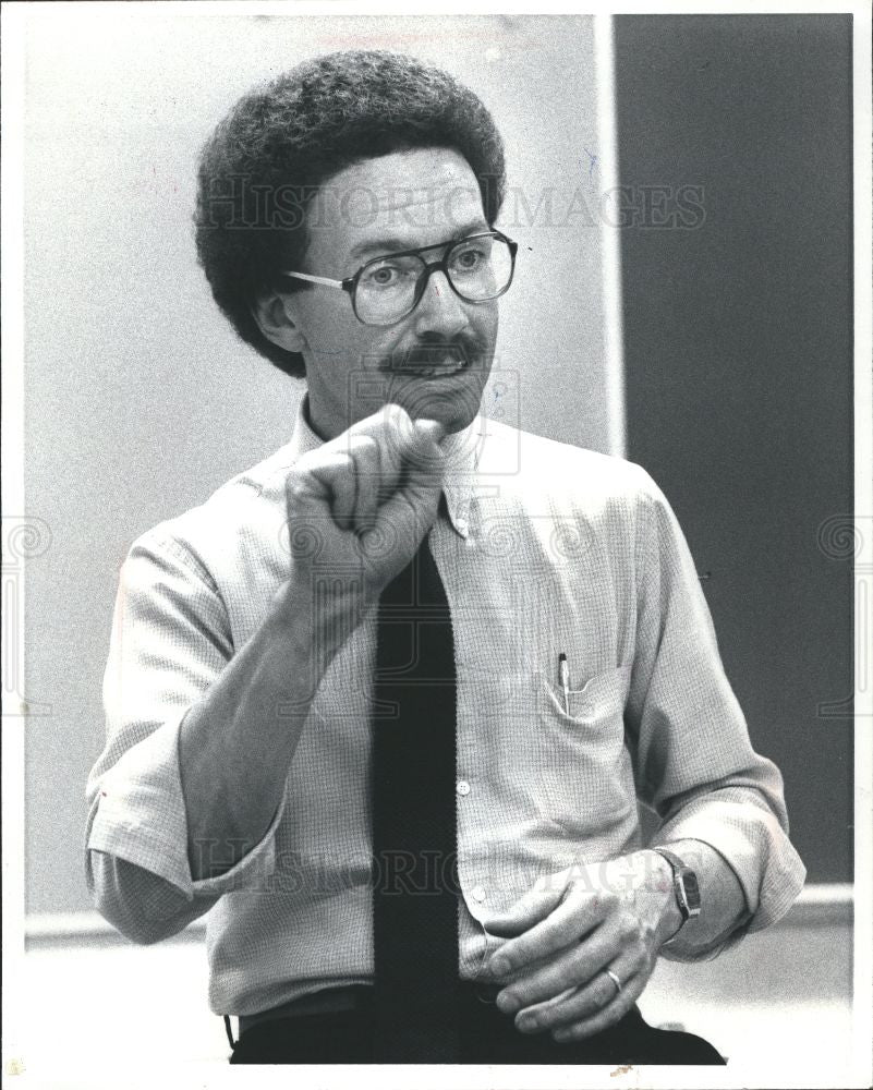 1983 Press Photo Dennis Berrigan Sign Language Teacher - Historic Images
