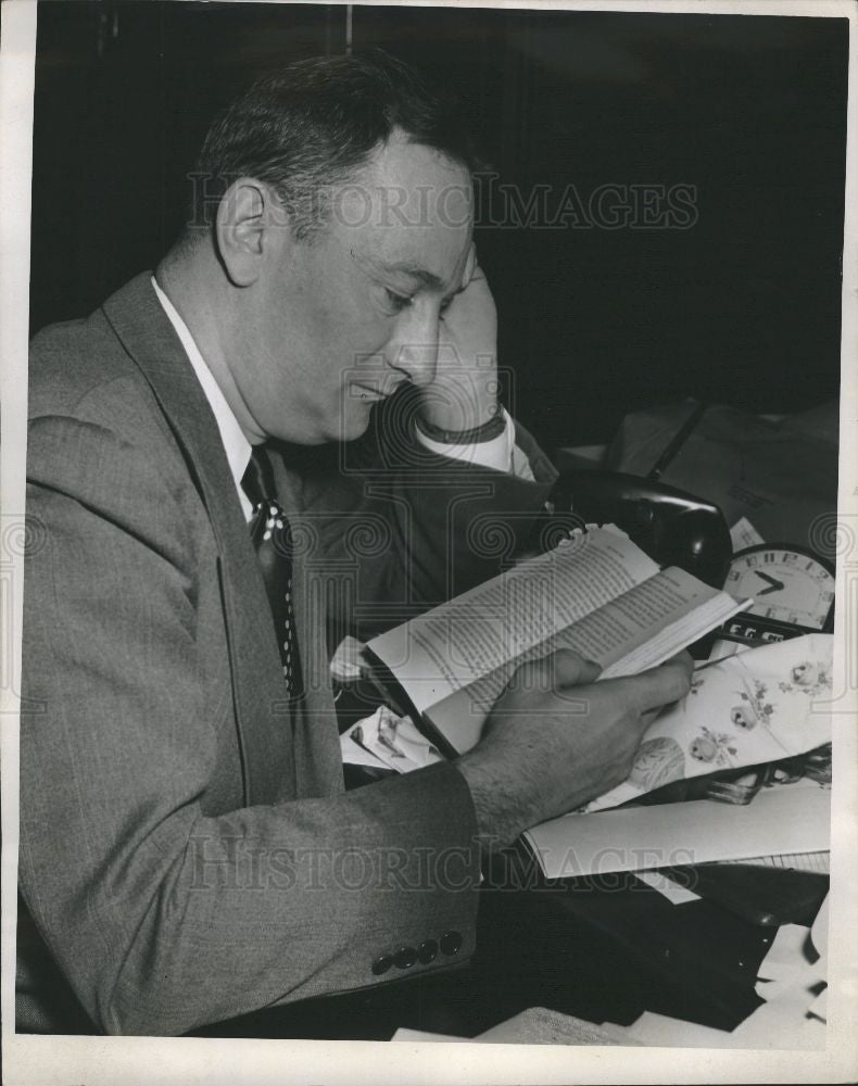 1948 Press Photo Charles F eagecomb Reading Seft Book - Historic Images