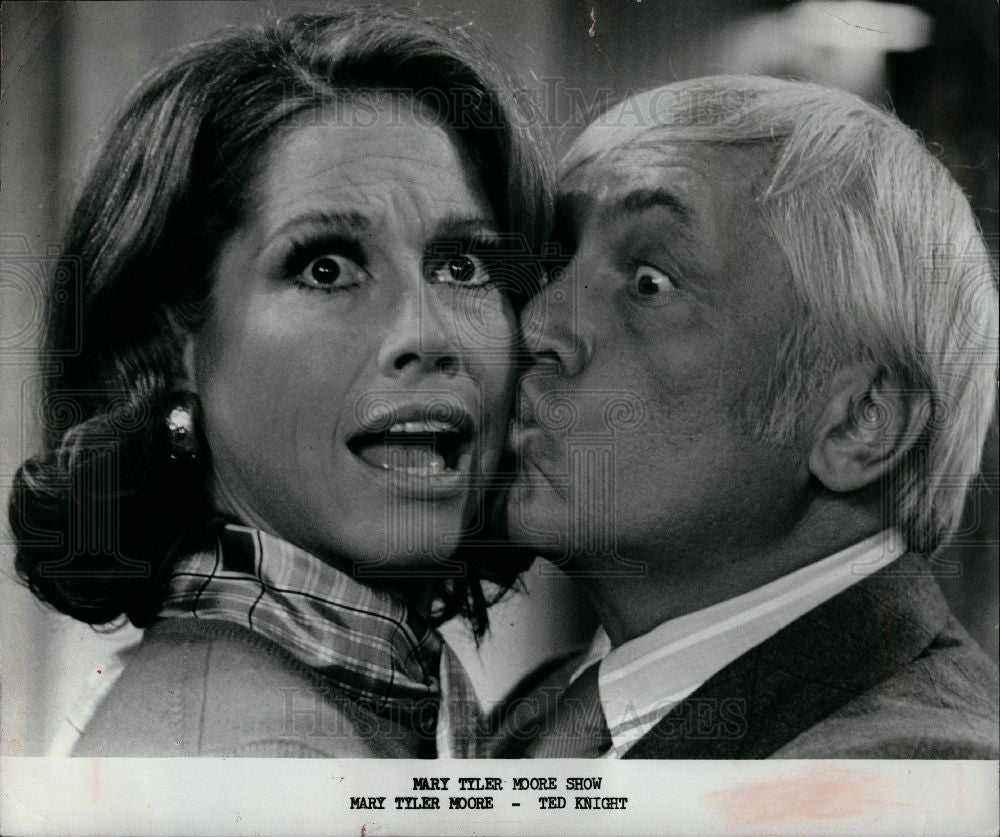 Press Photo Mary Tyler Moore Ted Knight - Historic Images