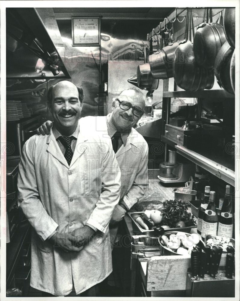 1982 Press Photo Edward Edoardo Barbieri kitchen - Historic Images