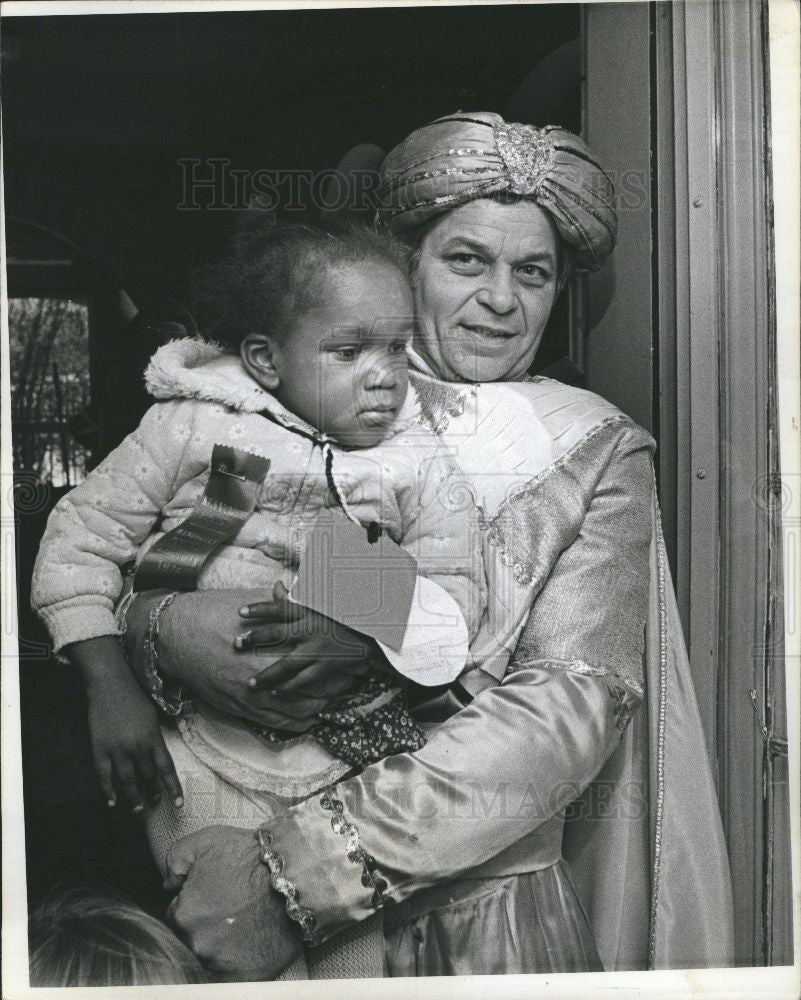 1976 Press Photo James Banon hugs Crystal Davis - Historic Images