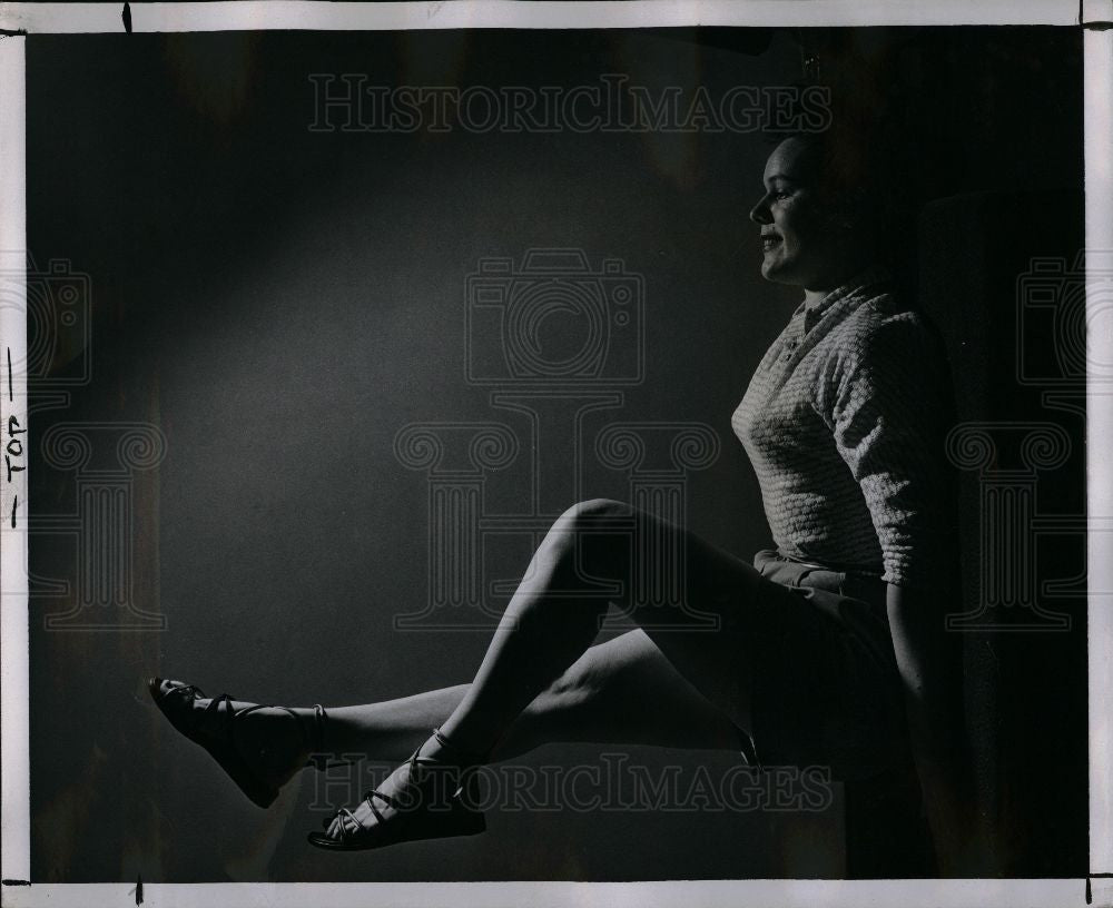 1951 Press Photo Julie OBrien trim exercise daily task - Historic Images