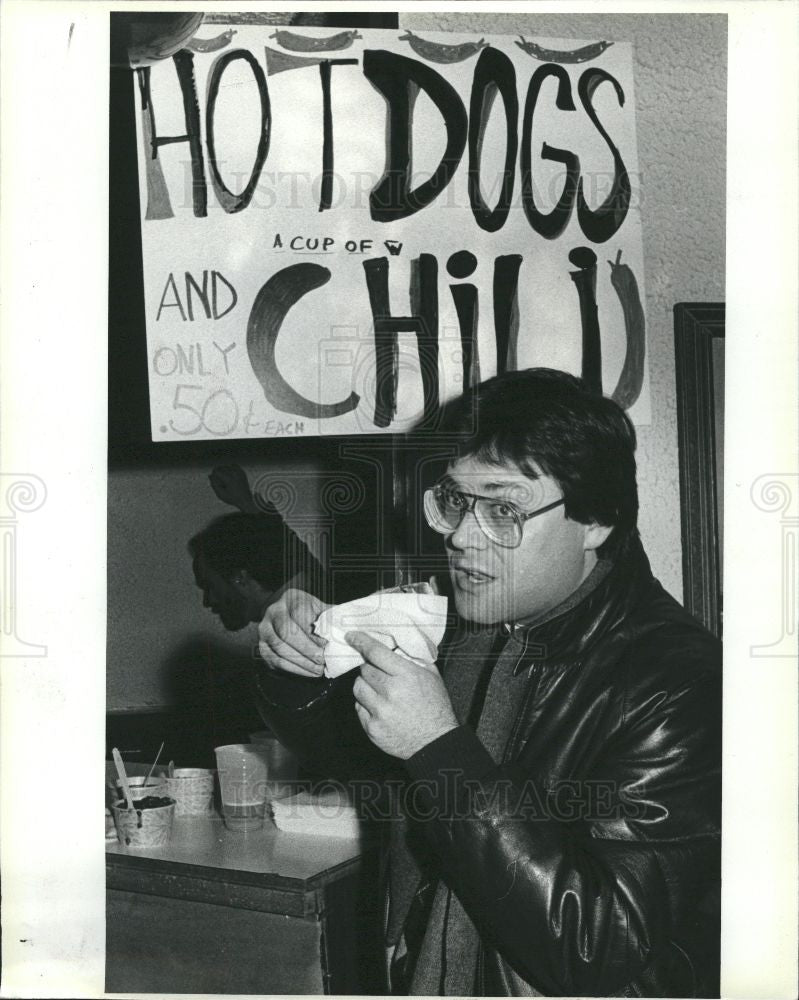 Press Photo Clinton Baller Hot Dogs Chili - Historic Images