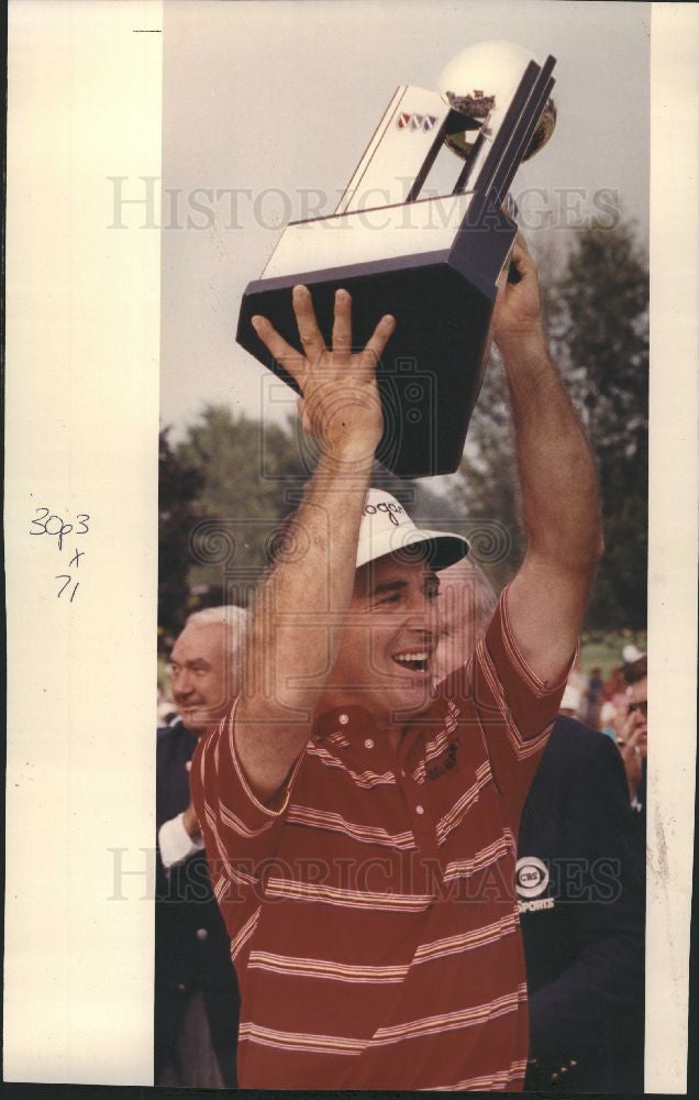 1998 Press Photo golfer trophy - Historic Images