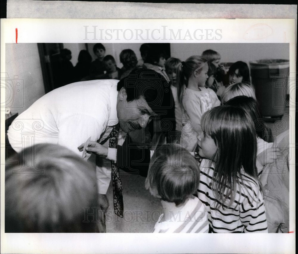 1991 Press Photo Roger Moore principal VanderVlucht - Historic Images