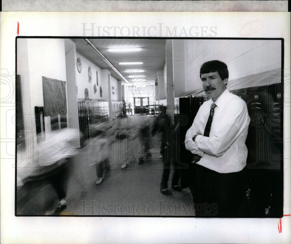 1991 Press Photo Moore Leans - Historic Images