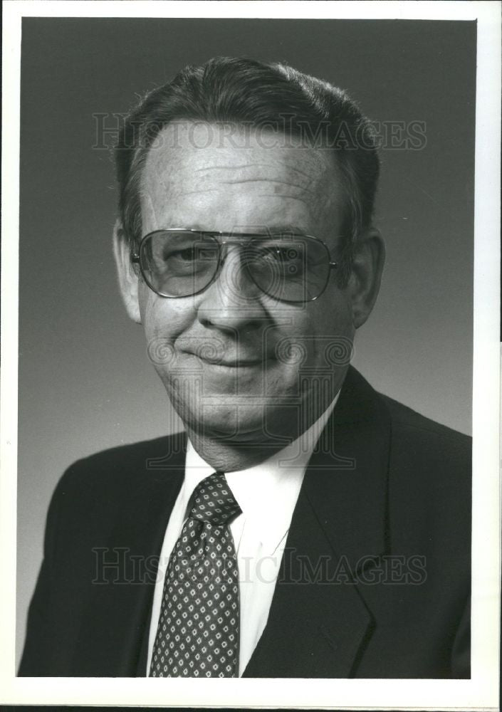 1987 Press Photo L. Lindsey Halstead VP Ford Motor Co - Historic Images