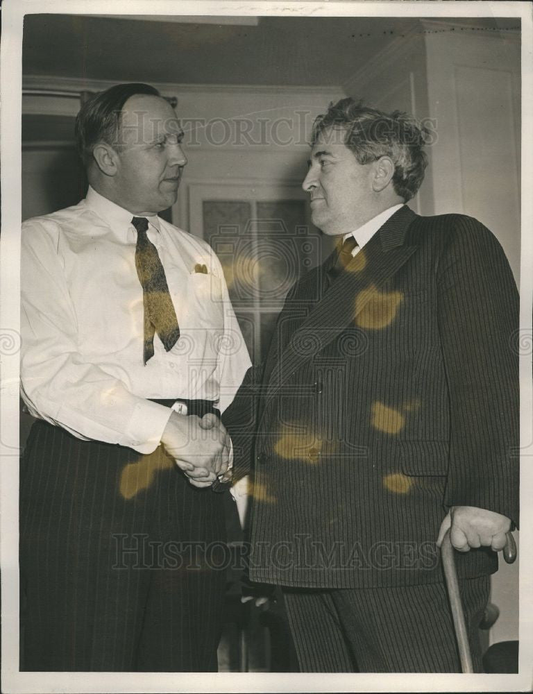 Press Photo CELEBRITY SHAKE HAND - Historic Images