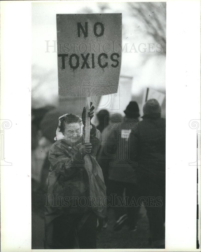 1988 Press Photo NO TOXICS Eleanor Brown Dearborn wind - Historic Images