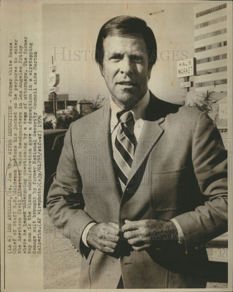 1976 Press Photo H.R. Haldeman gives deposition Nixon - Historic Images