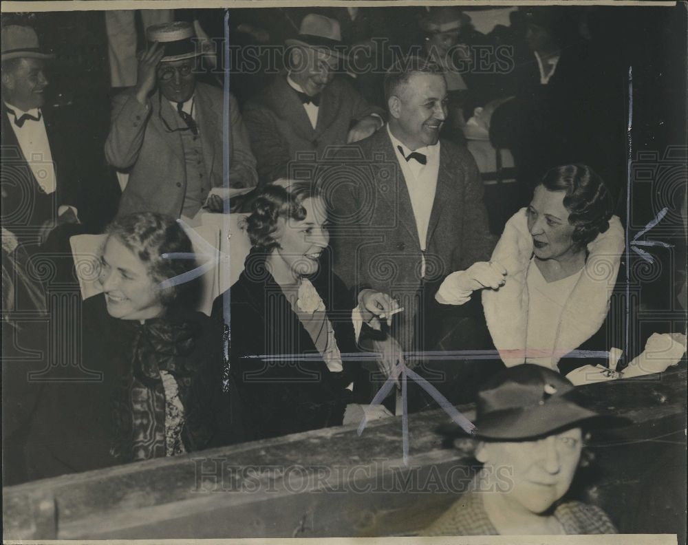 1935 Press Photo Harvey Campbell, Wife and Daughter - Historic Images