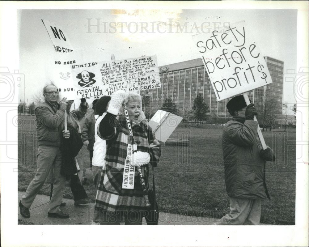 1988 Press Photo Ford World HQ Waste Dump Plan Protest - Historic Images