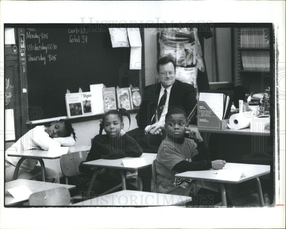 1993 Press Photo Bergeron Clark Elementary JA discuss - Historic Images