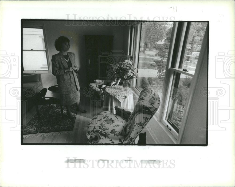 1990 Press Photo Paula Birmingham living room cherry - Historic Images