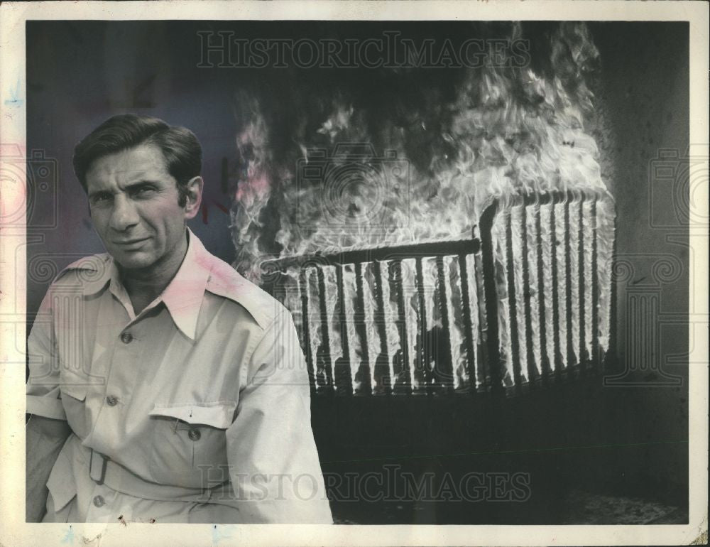 1974 Press Photo news, abc, crib, fire, journalist - Historic Images