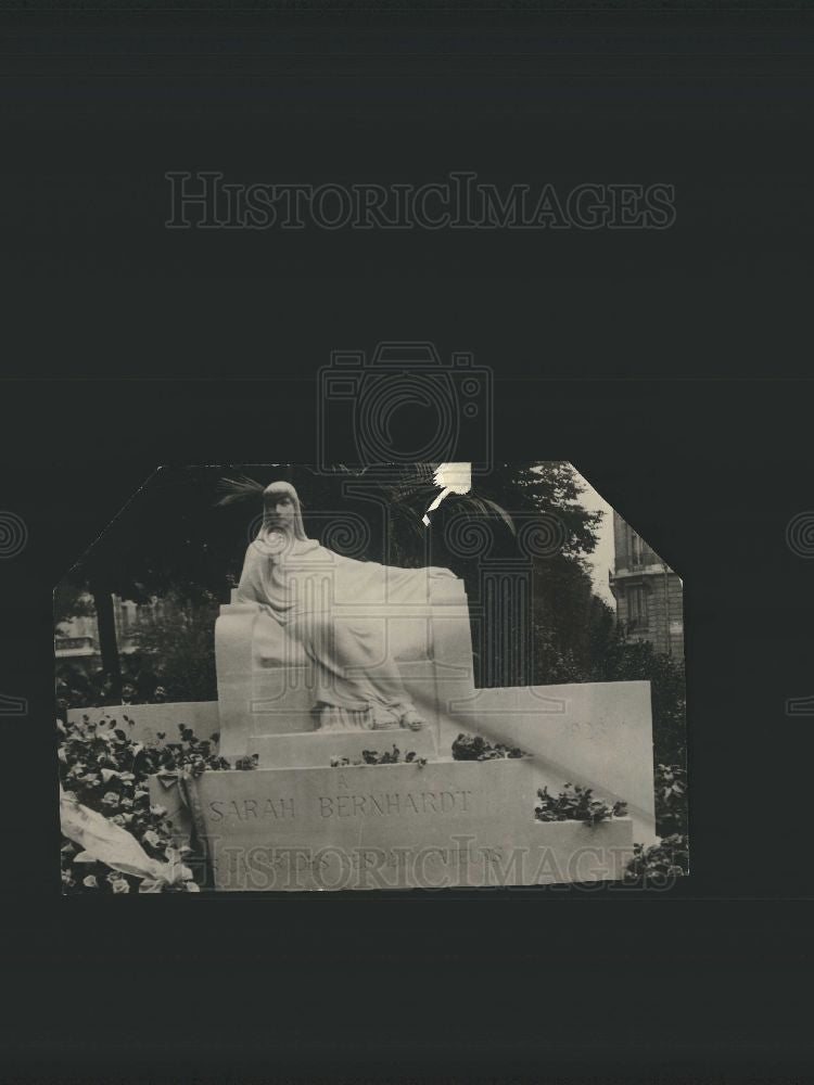 1926 Press Photo Sarah Bernhardt Monument Statues Stage - Historic Images