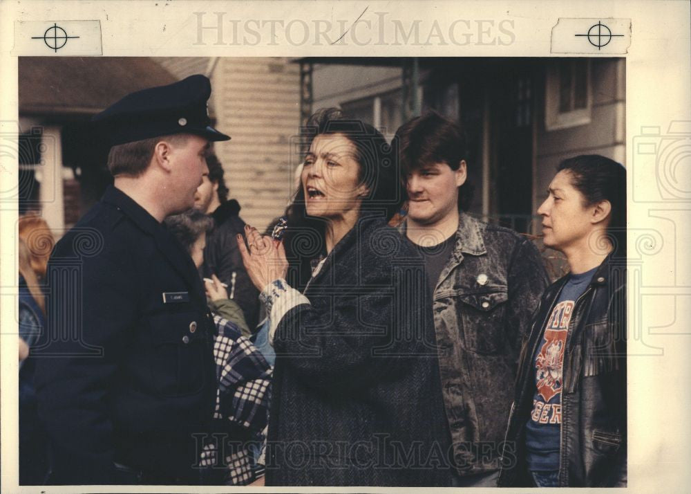 1989 Press Photo Neighbors - Historic Images