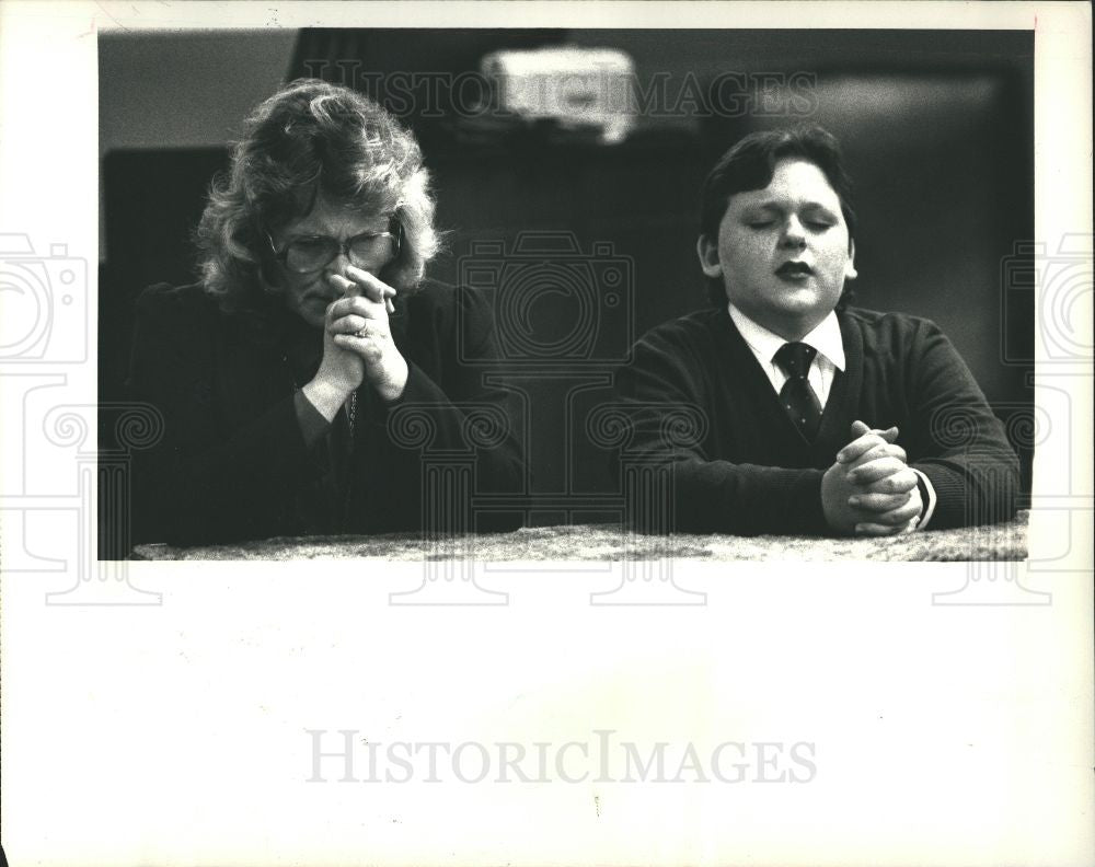 1988 Press Photo Enosh Fee prays  Rev. Betty Rogers - Historic Images