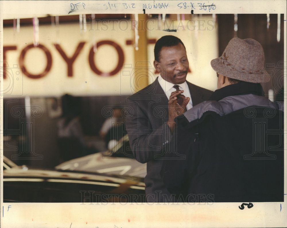 1991 Press Photo Mel Farr football auto dealer Ford - Historic Images