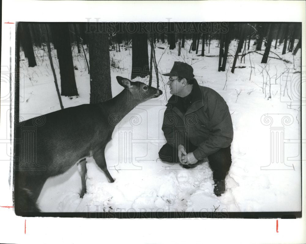 1992 Press Photo Larry Farley, calendars, deer - Historic Images