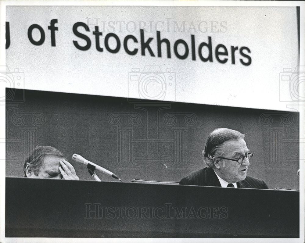 1975 Press Photo Lee Iacocca Henry Ford II Stockholders - Historic Images