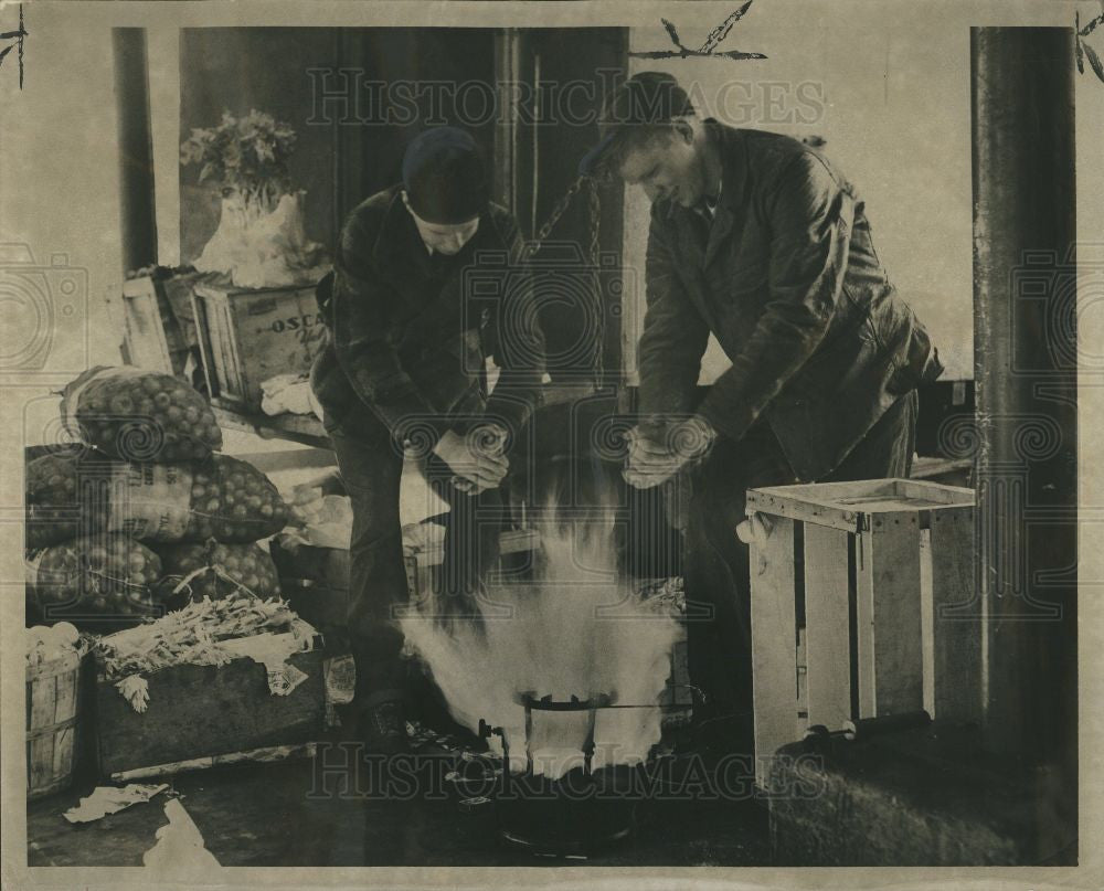 1950 Press Photo Fred Berkenpass Ray gasoline stove - Historic Images