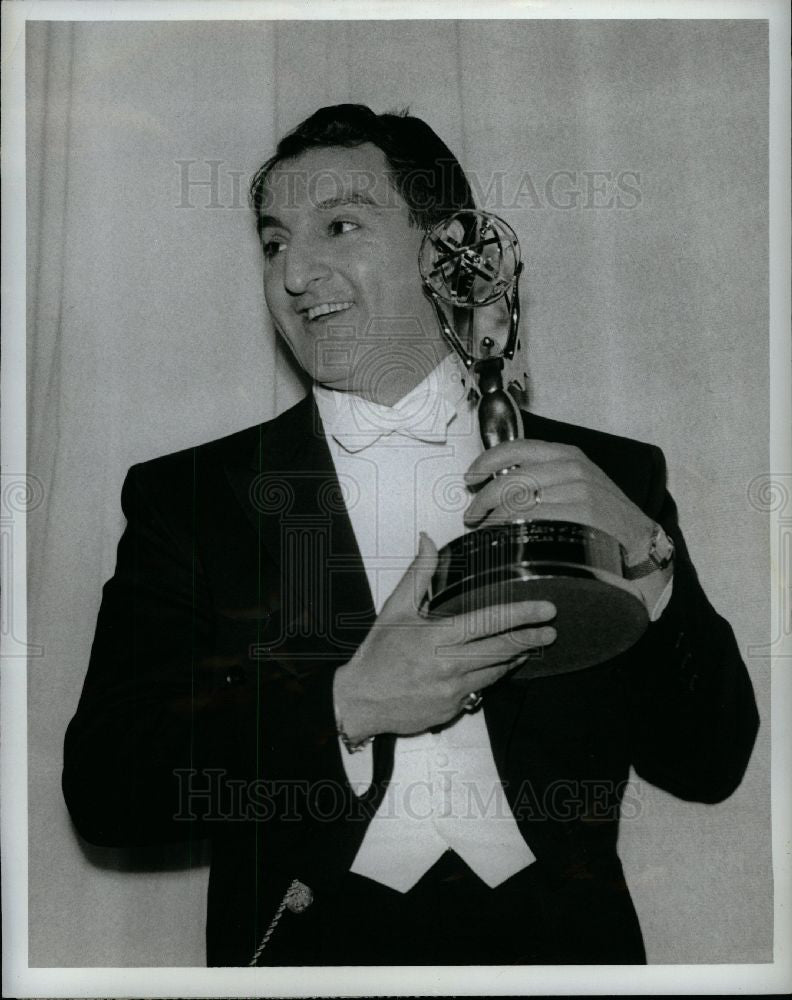 1973 Press Photo Danny Thomas onstage Emmy award - Historic Images