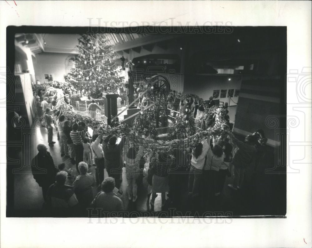 1989 Press Photo Henry Ford Museum visitors chain - Historic Images