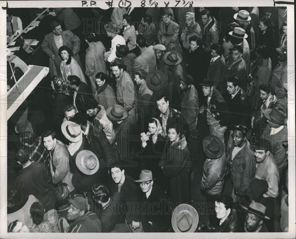 1954 Press Photo Idle flood Unemployment compensation - Historic Images
