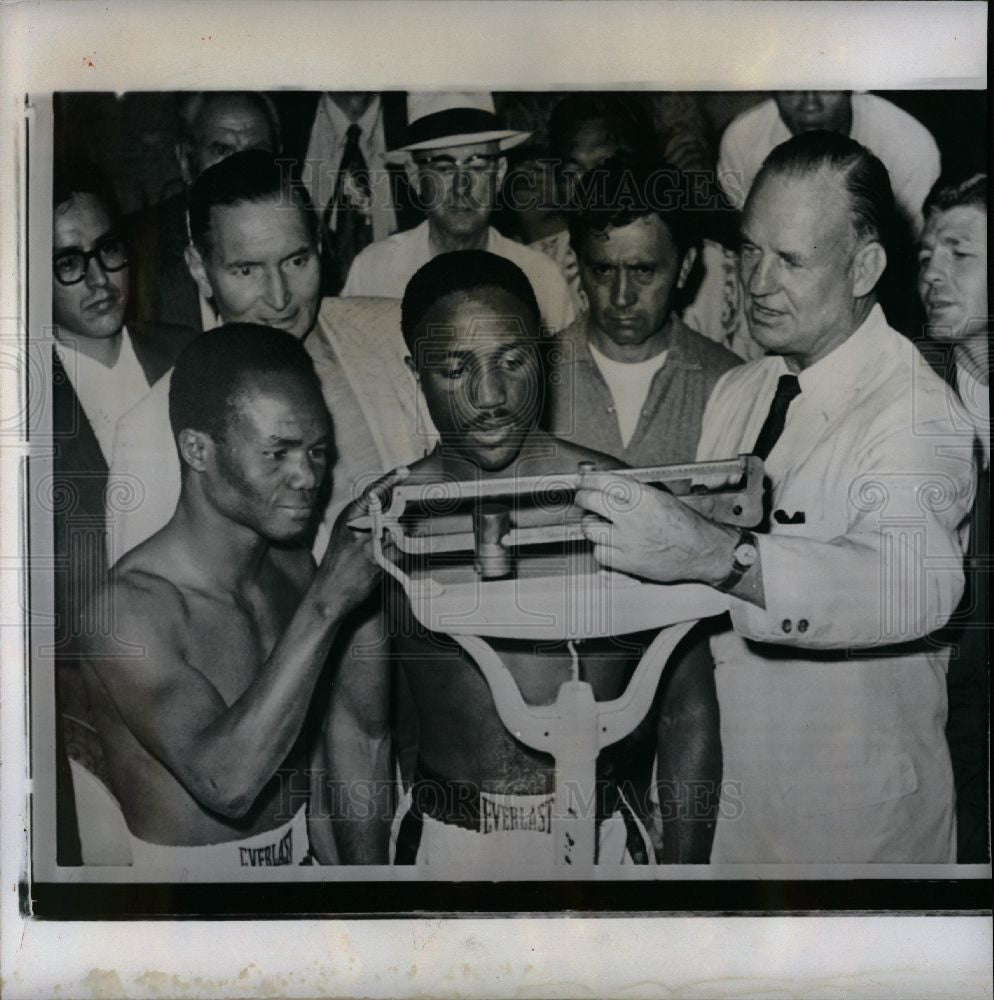 Press Photo boxer Davey Moore weighing in - Historic Images