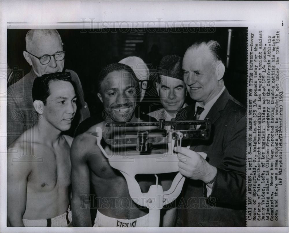 1961 Press Photo Davey Moore Danny Valdez weigh in - Historic Images