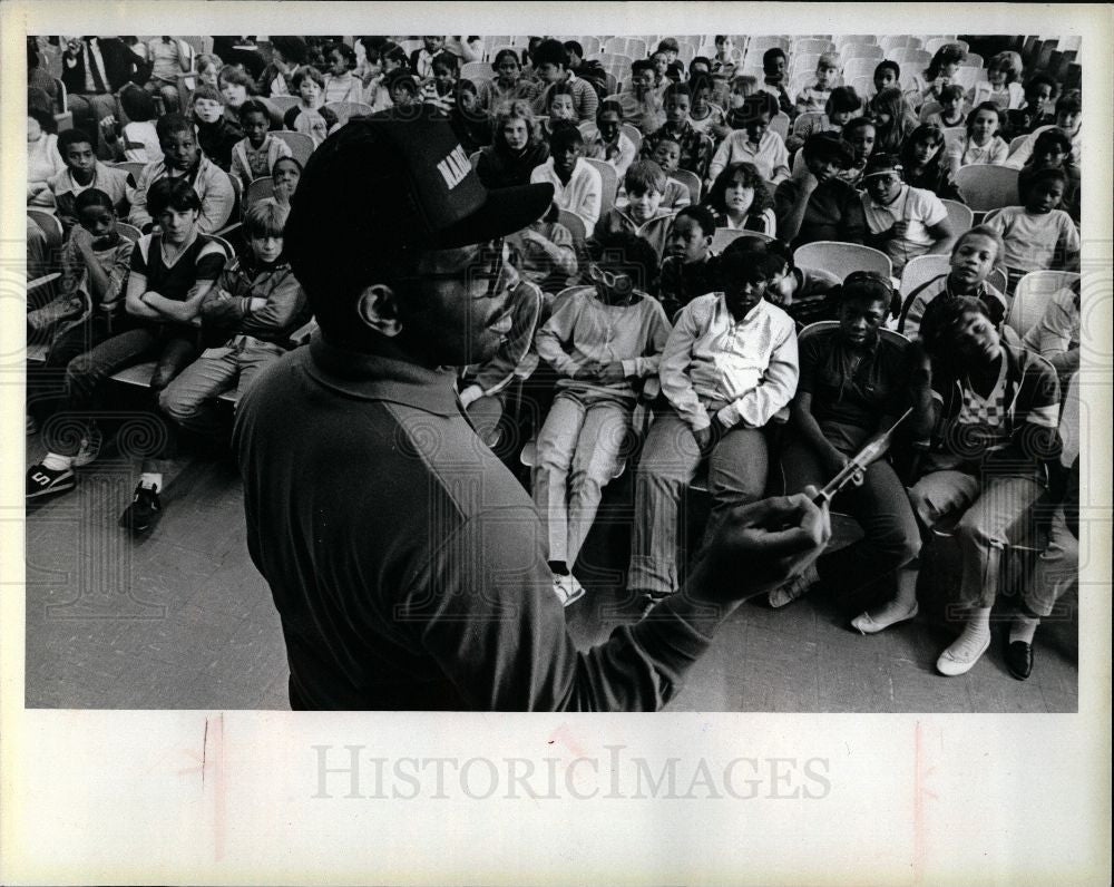 1984 Press Photo Narcotics officer Michael Lemon talks - Historic Images