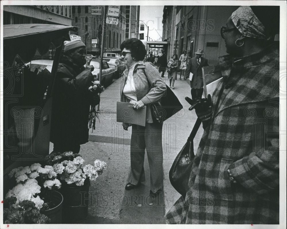 1976 Press Photo Edgecomb Politics Detroit Flower man - Historic Images