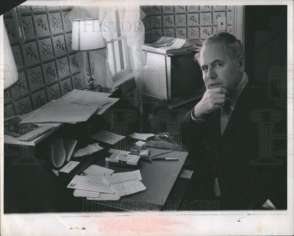 1969 Press Photo Arthur Hailey novelist - Historic Images
