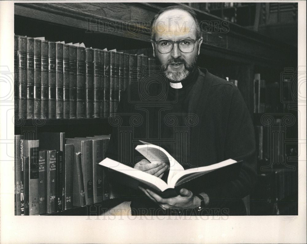 1989 Press Photo Rev Halfpenny Sacred Heart Seminary - Historic Images