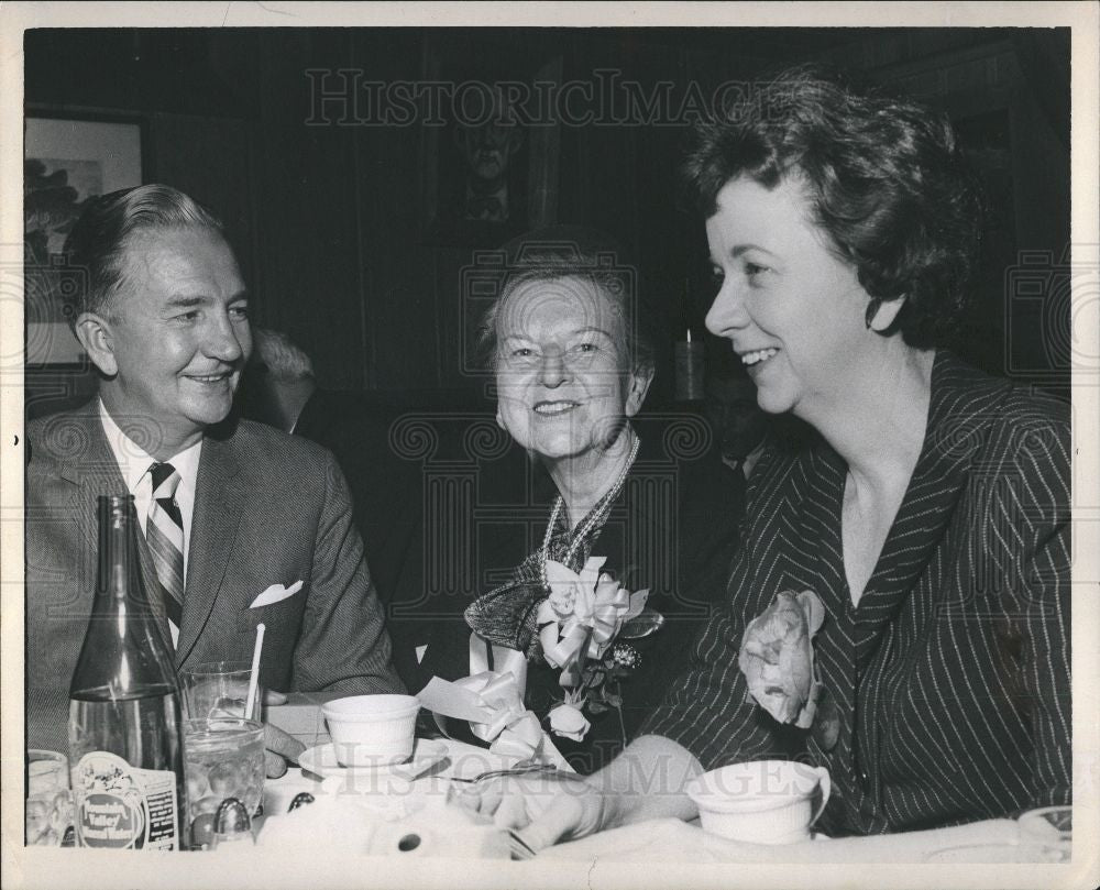 1961 Press Photo Lee Hills, Grace Barker, Dorothy Jarne - Historic Images