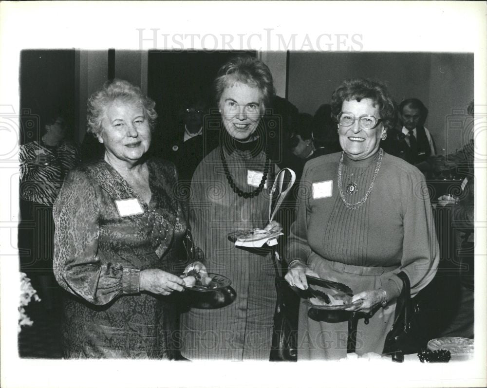 1988 Press Photo Gladys Beckwith Louise Sally Brown - Historic Images