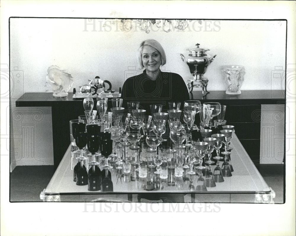 1980 Press Photo Roz Becker With a Sampling Of Her Crys - Historic Images