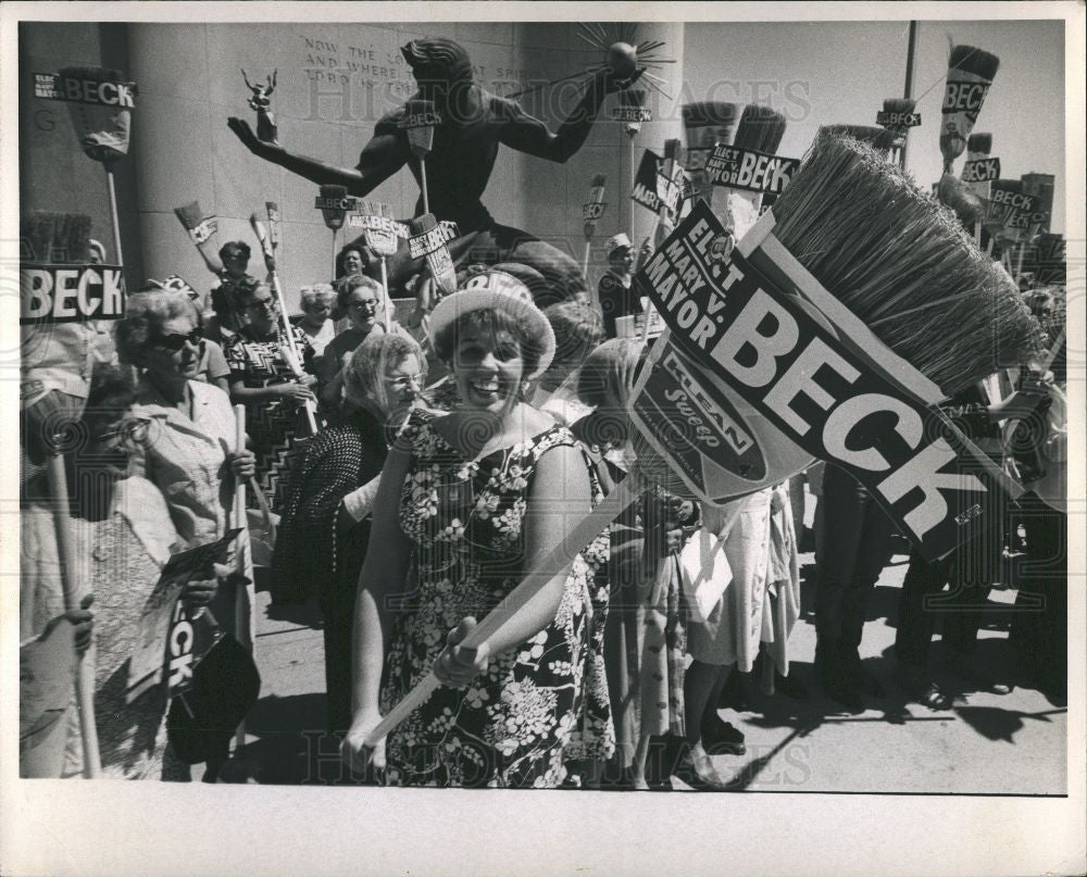1969 Press Photo Mary Beck Broom Brigade Sweep Mayor - Historic Images