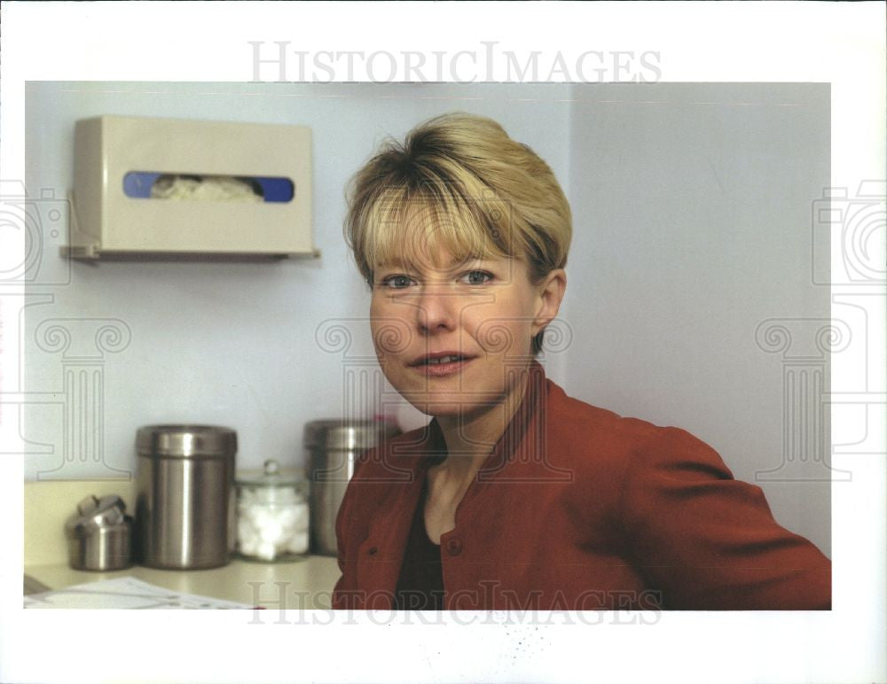 2001 Press Photo diane bechel ford motor company - Historic Images