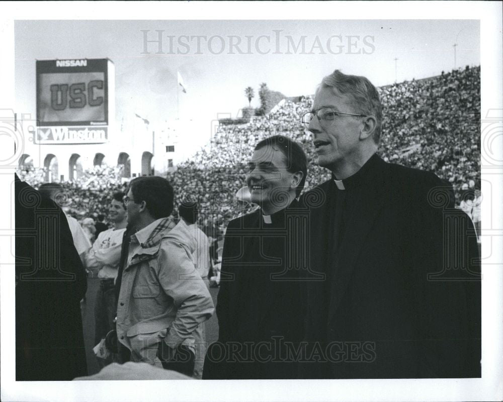 1989 Press Photo Rev E William Beaucamp With Notice - Historic Images