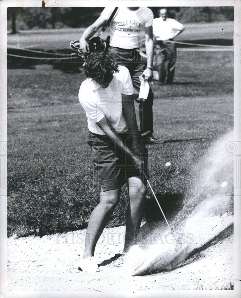 1960 Press Photo Betsy Rawls golf sand trap - Historic Images