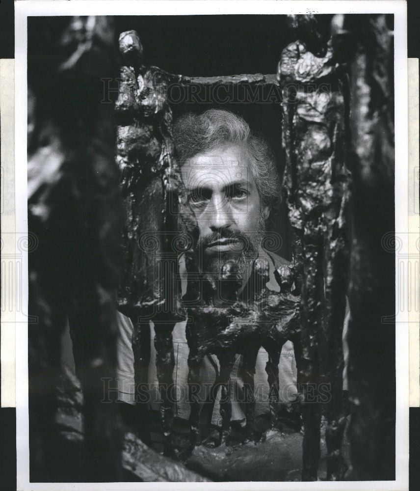 1977 Press Photo Sculptor/artist/poet Phillip Ratner - Historic Images