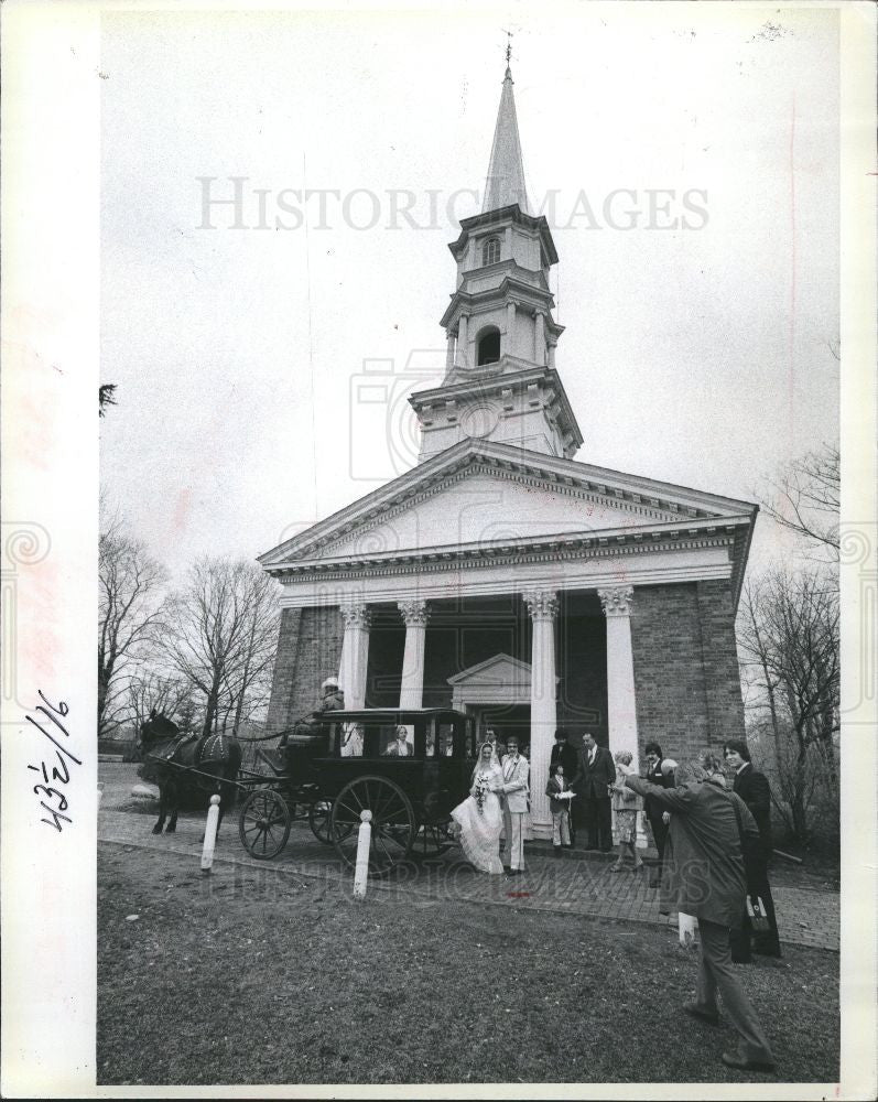 1985 Press Photo Bride and groom carriage chapel church - Historic Images