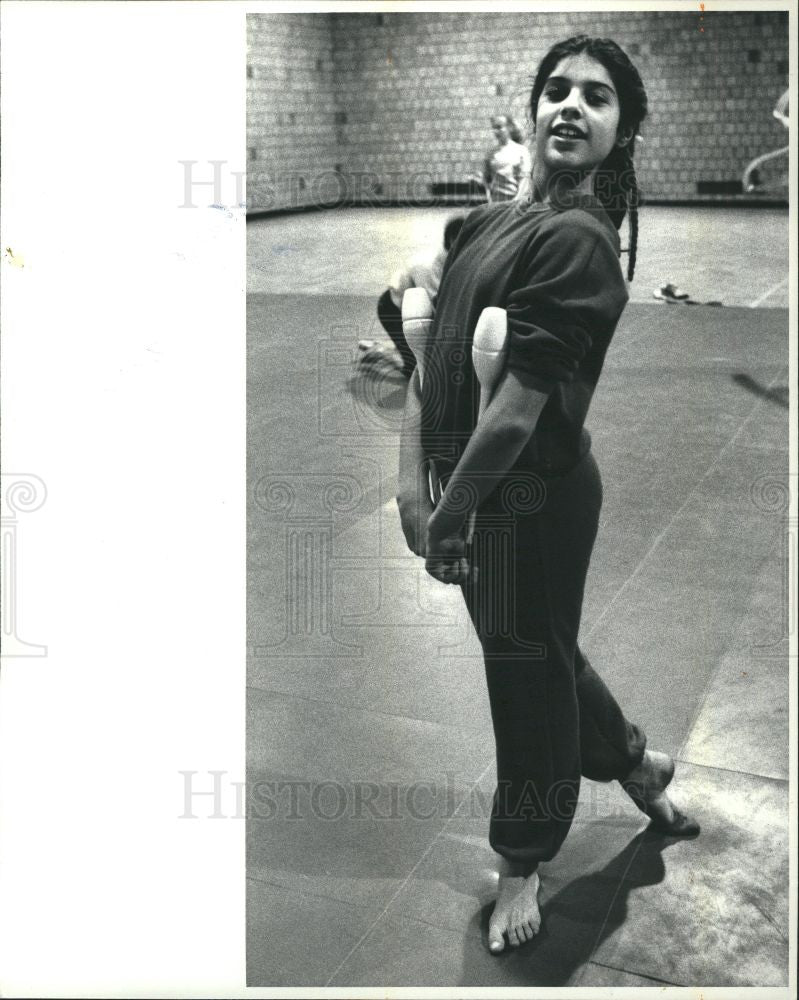 1982 Press Photo Laura Starr rhythmic gymnastics clubs - Historic Images